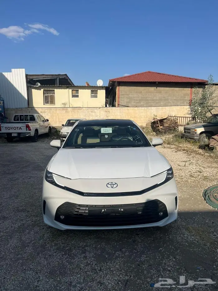 تويوتا كامري LE HEV هايبرد 2025 ابيض 3