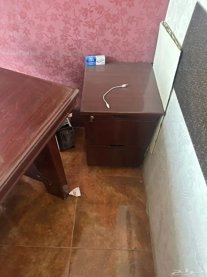 مكتب خشب مستعمل بحاله جيدة 0