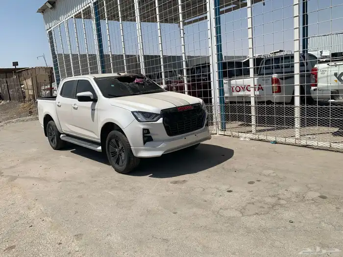 ايسوزو موديل مصدوم يوجد شحن لجميع المملكه 1