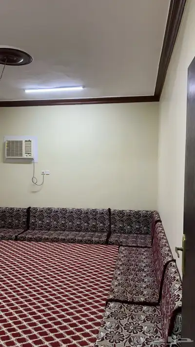 شقه دور ثاني مفروشة ونظيفة الذيبية حي ب 7