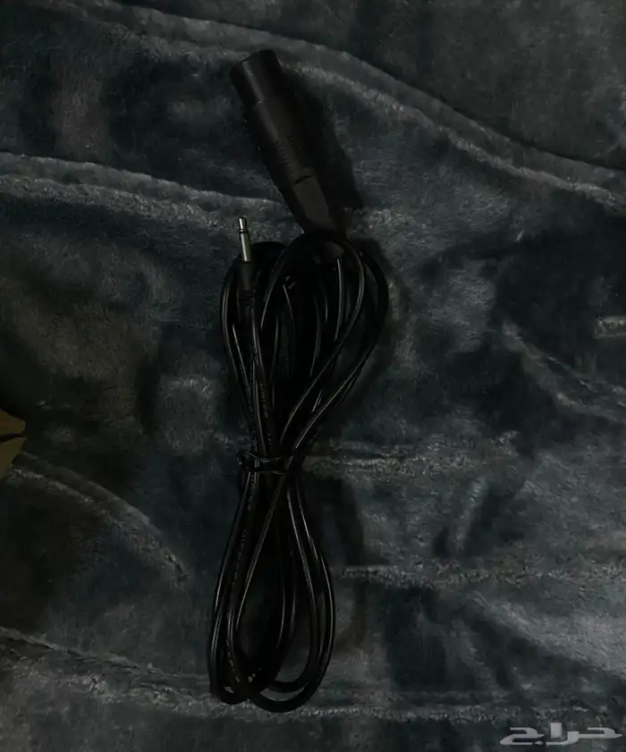 مايك صوتي مع أغراضه 10