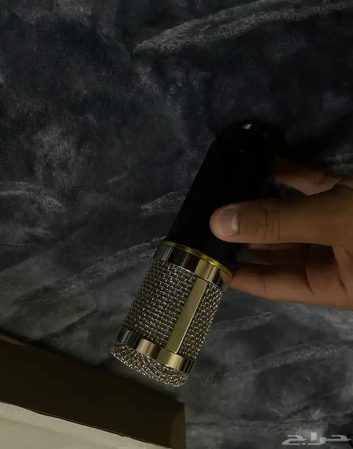 مايك صوتي مع أغراضه 12