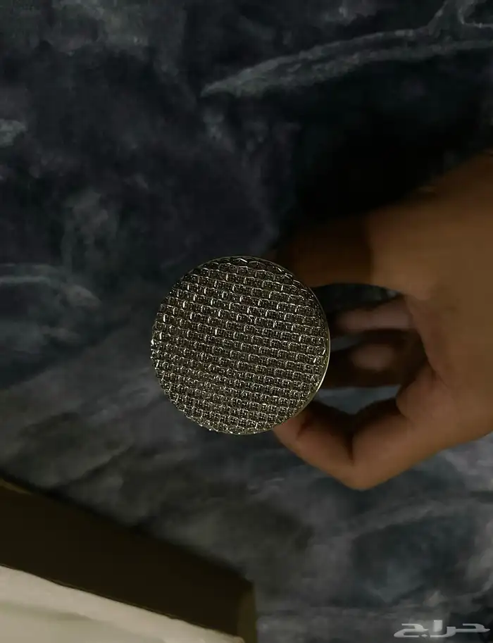 مايك صوتي مع أغراضه 13