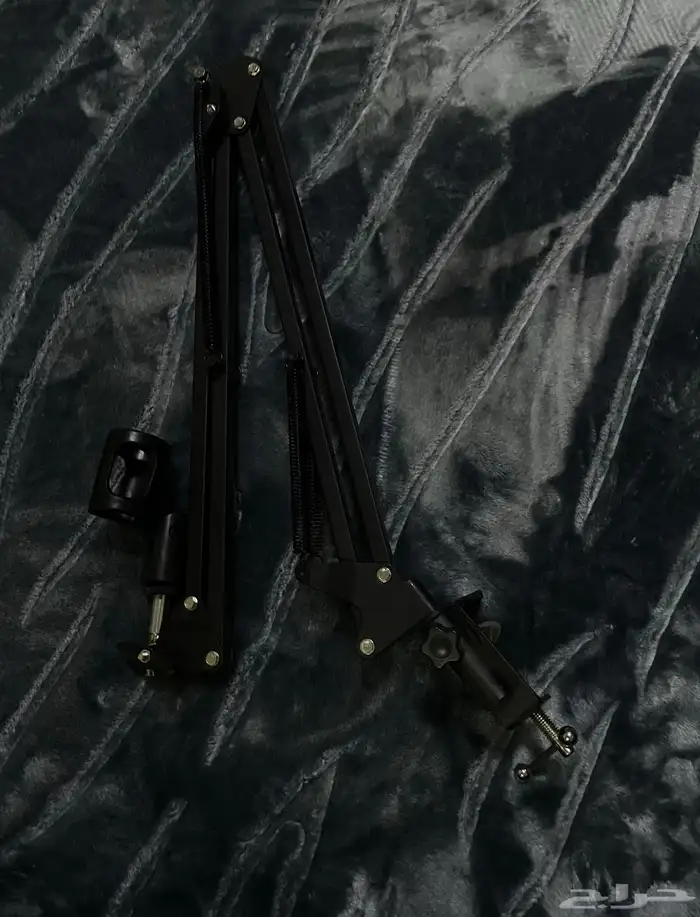 مايك صوتي مع أغراضه 2