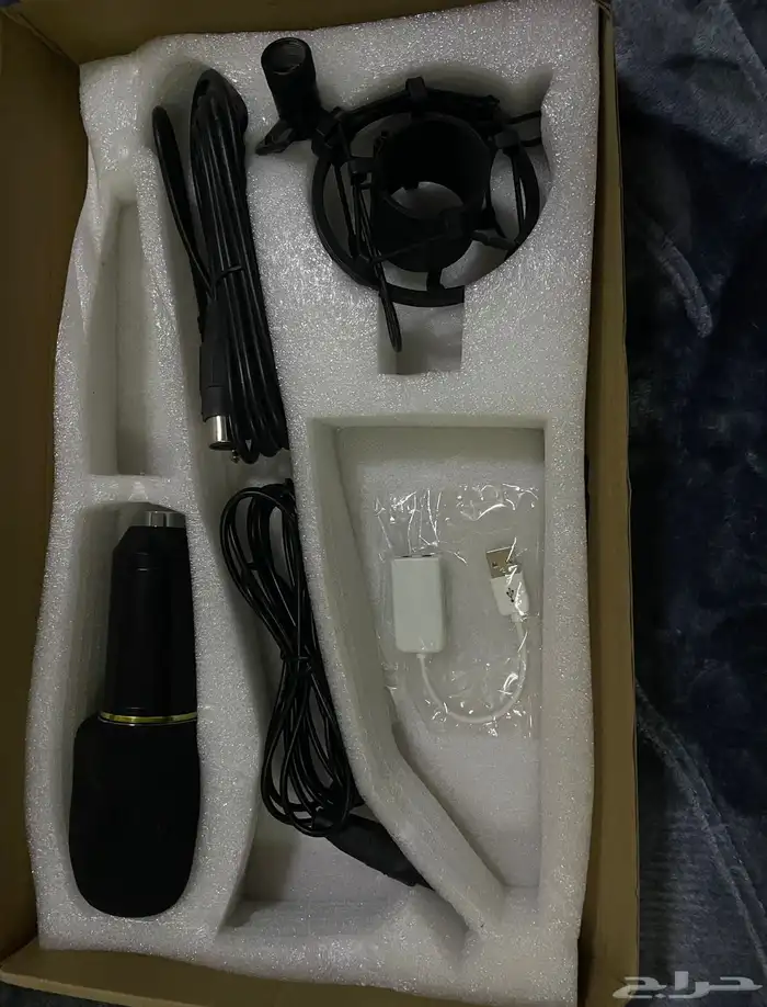 مايك صوتي مع أغراضه 7