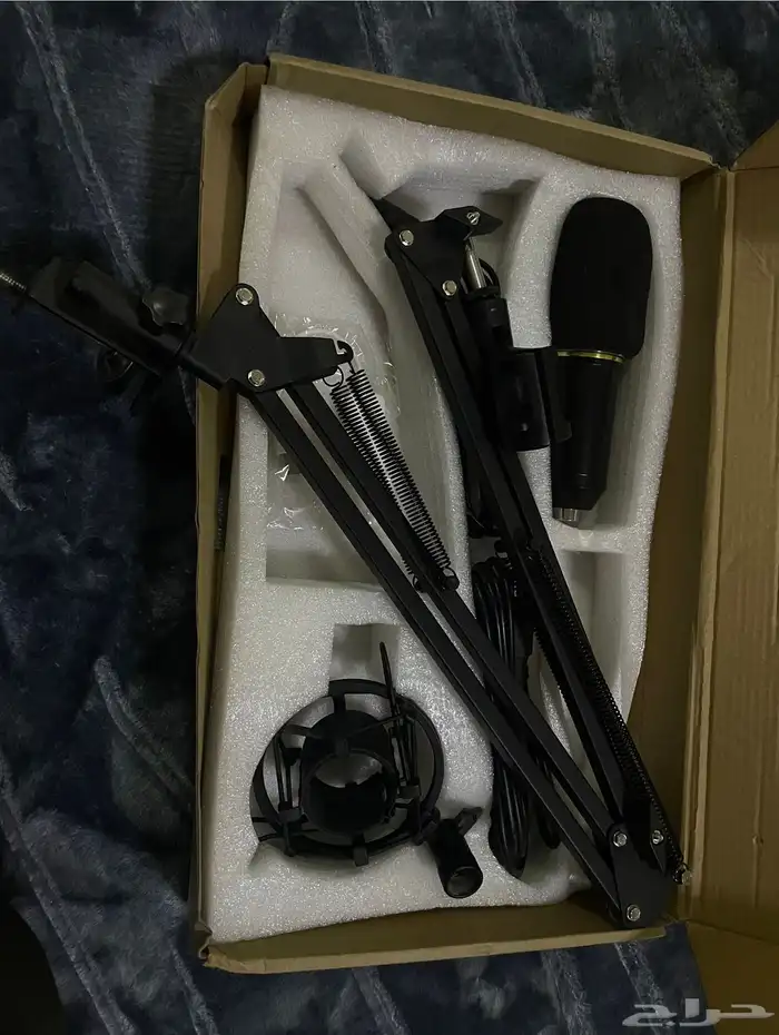 مايك صوتي مع أغراضه 5