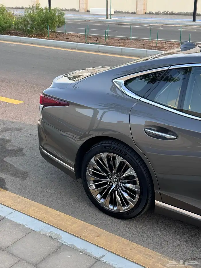 تم البيع لكسزس LS350 ممشى 55 ألف 16