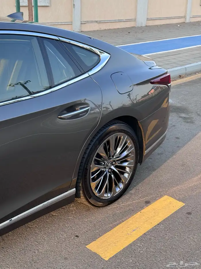 تم البيع لكسزس LS350 ممشى 55 ألف 13