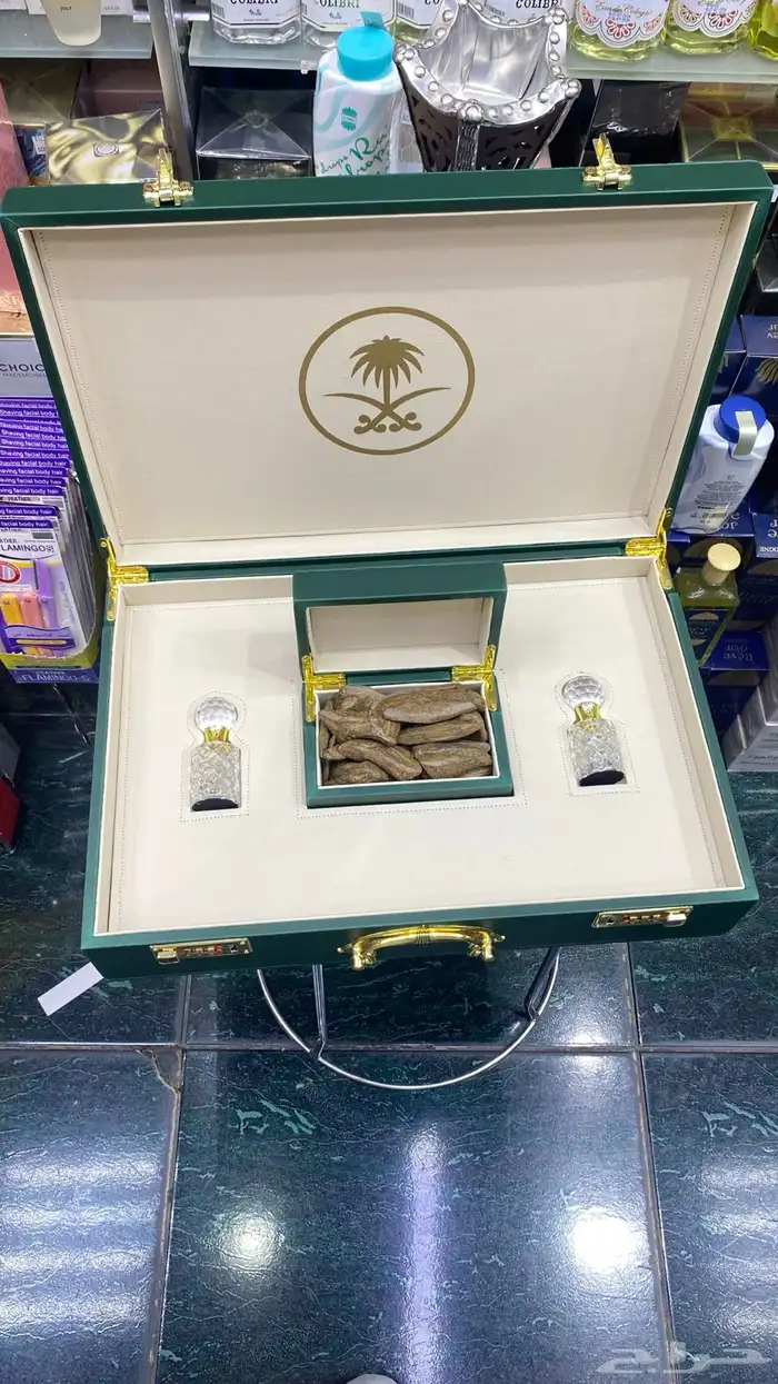 شنطه جلد إيطالي فاخر 2كرستاله ربع توله وبيت العود ثمن 1