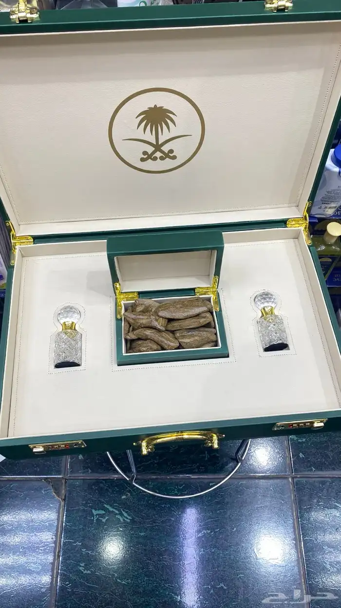 شنطه جلد إيطالي فاخر 2كرستاله ربع توله وبيت العود ثمن 2