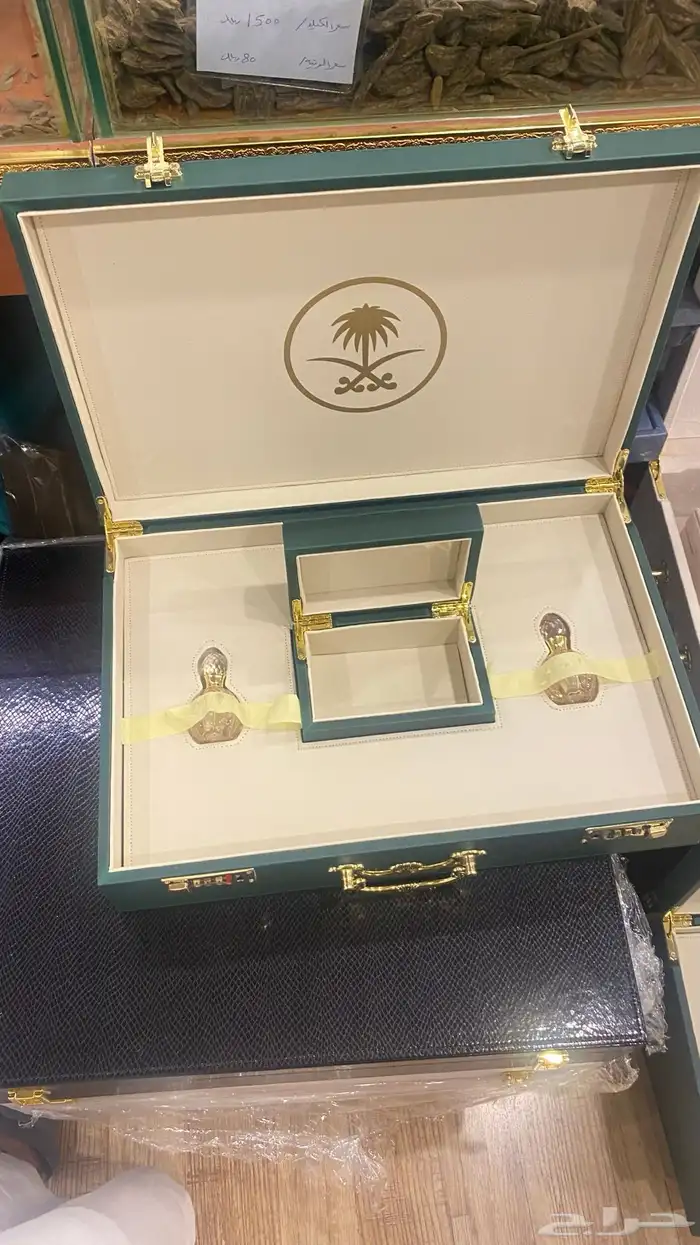 شنطه جلد إيطالي فاخر 2كرستاله ربع توله وبيت العود ثمن 10