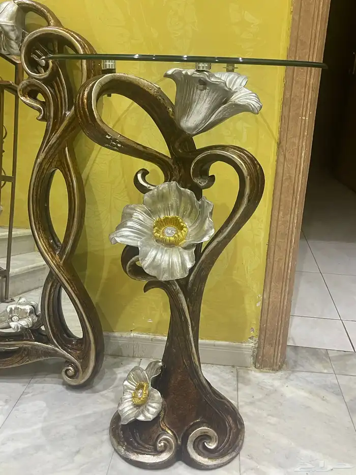 مرآة وطاولة وزينة جدار للبيع 1