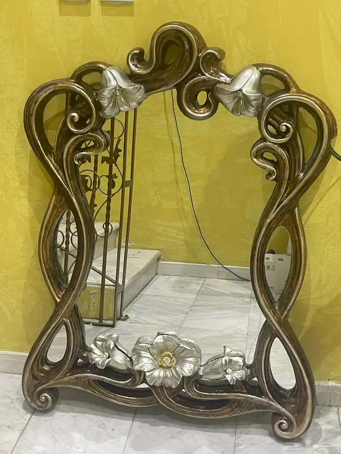 مرآة وطاولة وزينة جدار للبيع 4