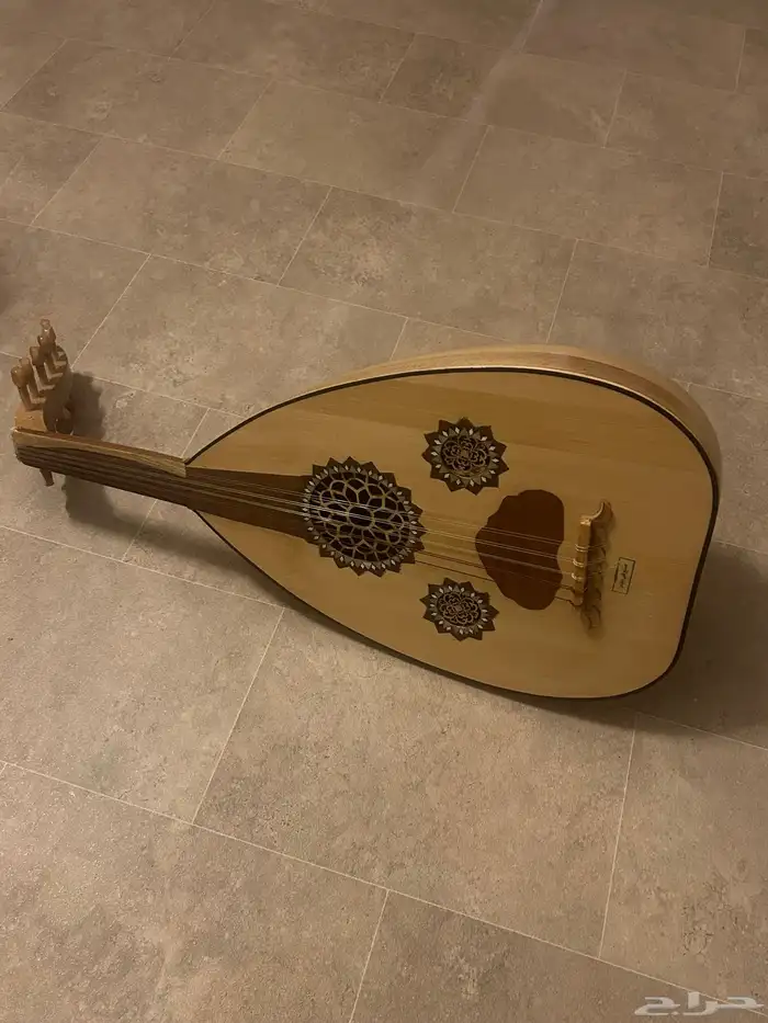 آلة موسيقية  عود 1