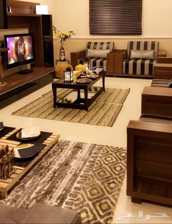 كنب مستعمل خفيف للبيع ومكتبة شبه جديدة 1