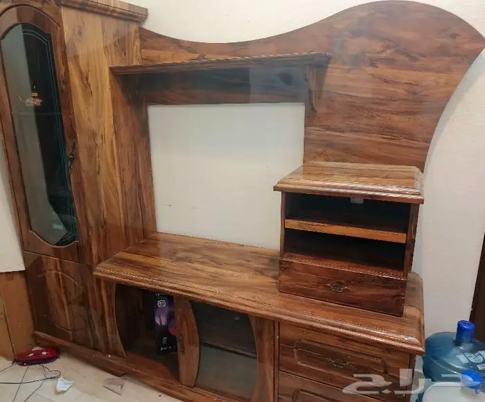 مكتبة شاشة تلفزيون وتحف 1