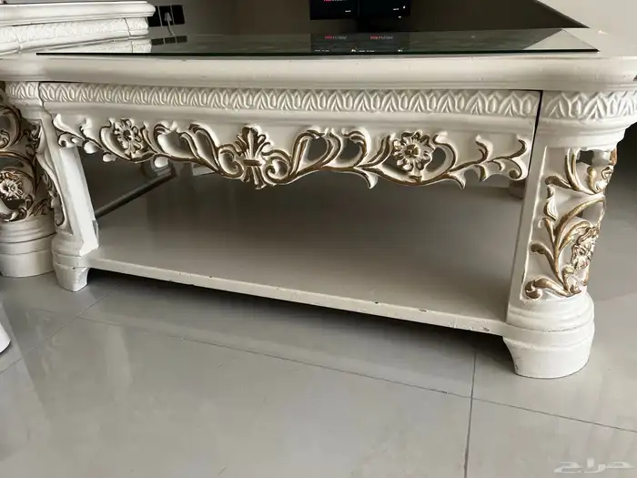 للبيع طاولة كبيره وطاولتين خدمه 4