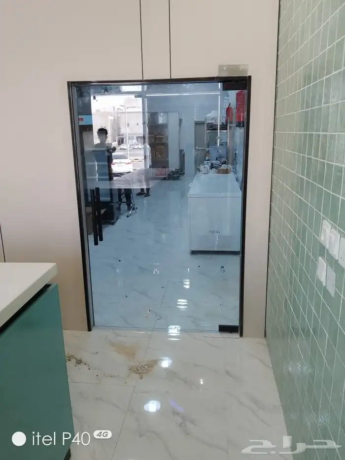 فني تركيب زجاج سكريت ومرايات 4