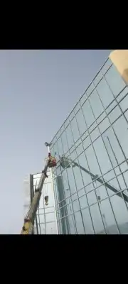 نظافة واجهات زجاجية وكلادنج. 2