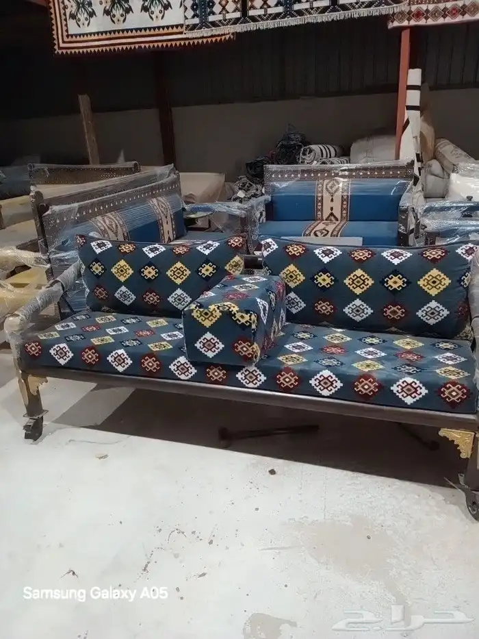 طاولات وكراسي 4