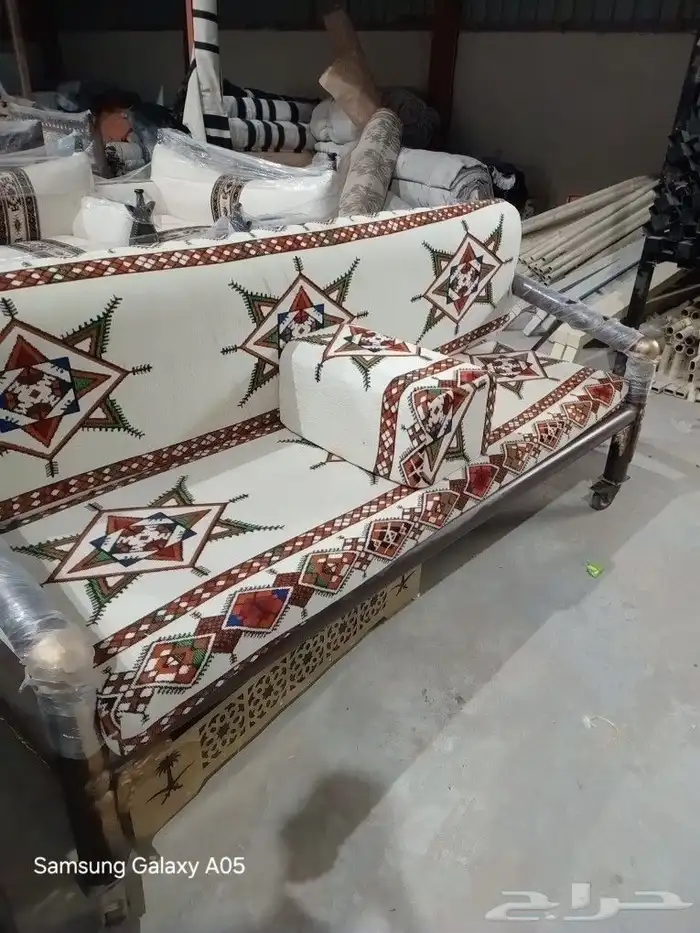 طاولات وكراسي 3