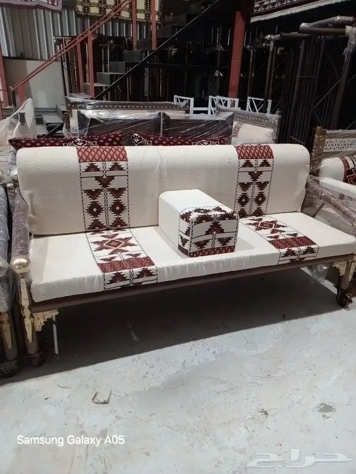 طاولات وكراسي 6