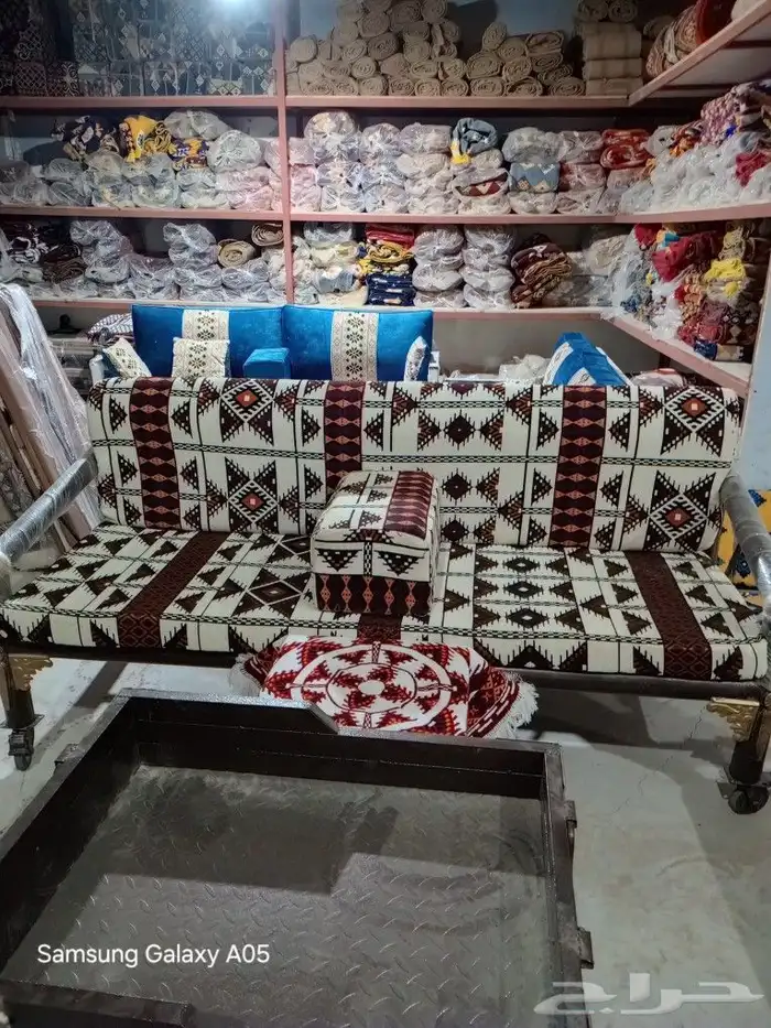 طاولات وكراسي 13