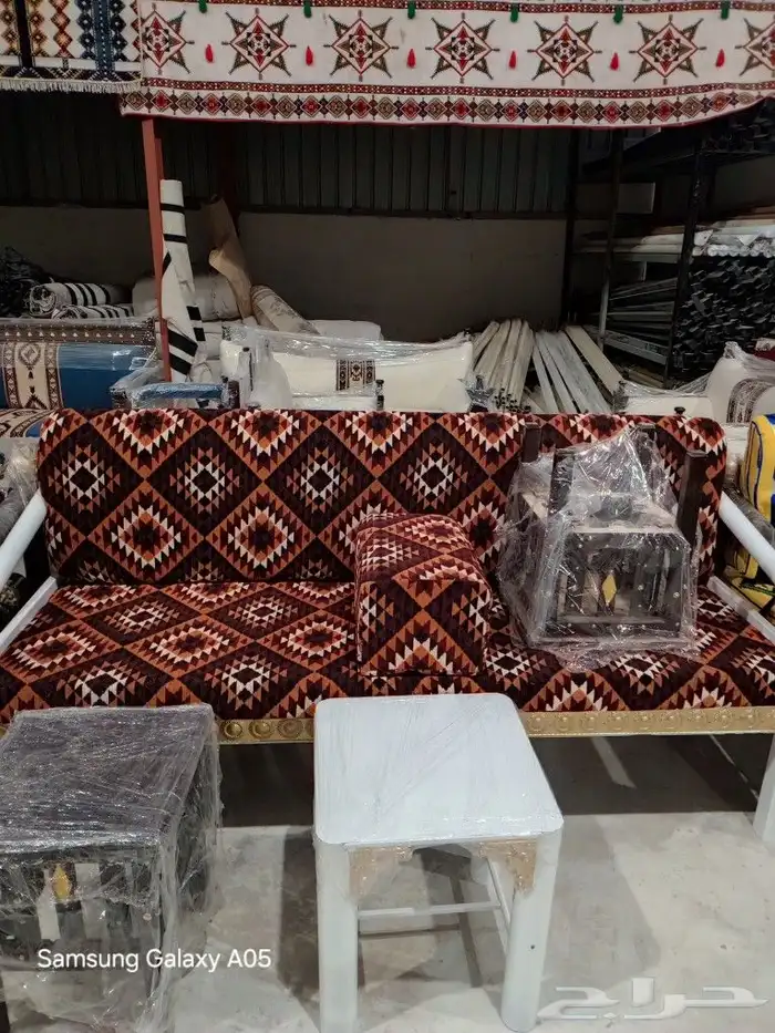 طاولات وكراسي 0