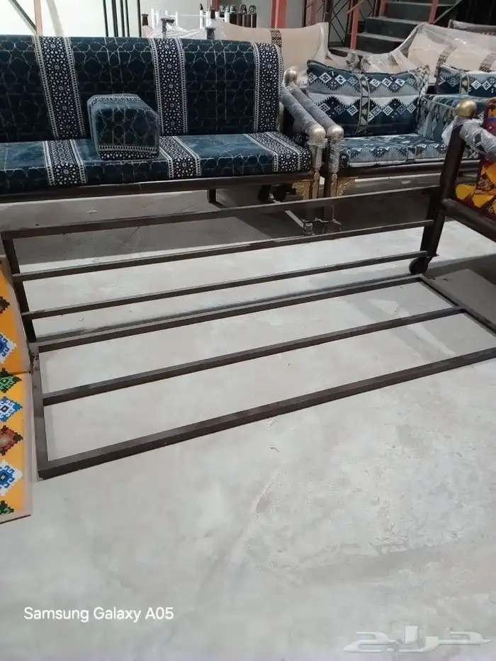 طاولات وكراسي 2