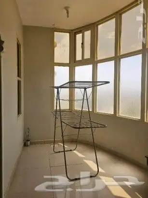 دور اول مؤثث مكون من 3 غرف نوم وصالة مع اطلالة ومجلس مقلط 10