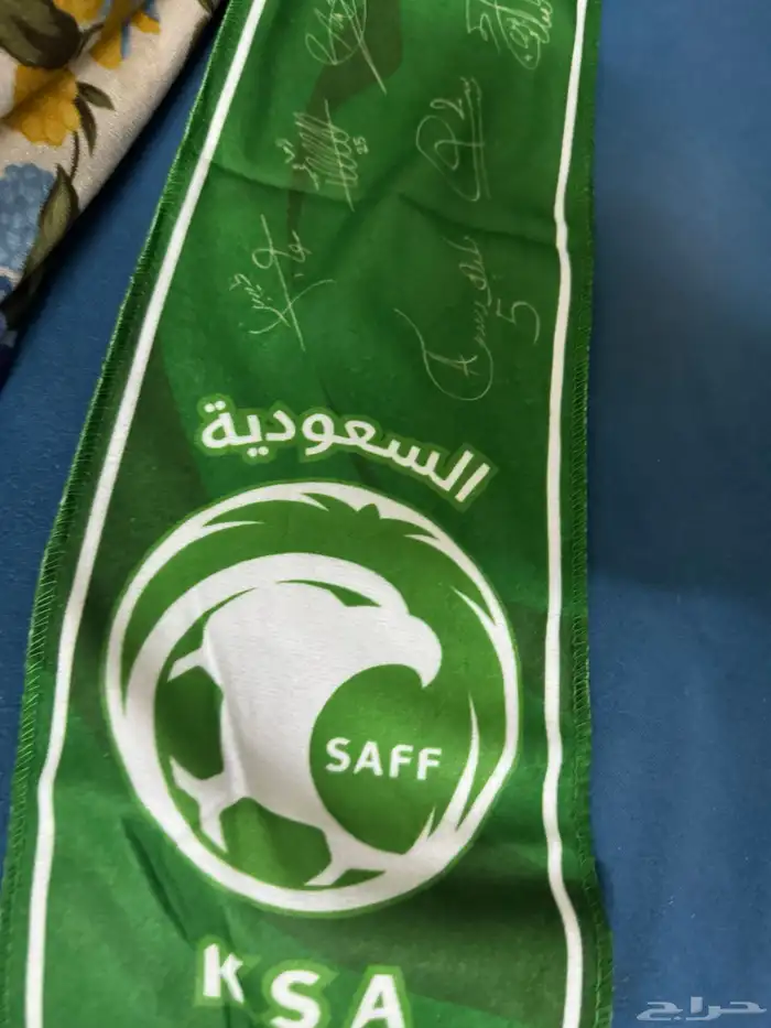 شال بتوقيع جميع لعيبة المنتخب السعودي 0