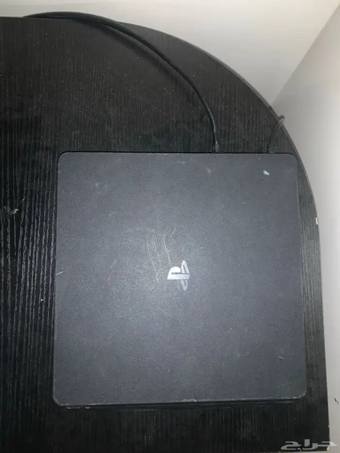 جهاز ps4للبيع و مع يده اصليه و جميع الاسلاك.ون تيرا 0