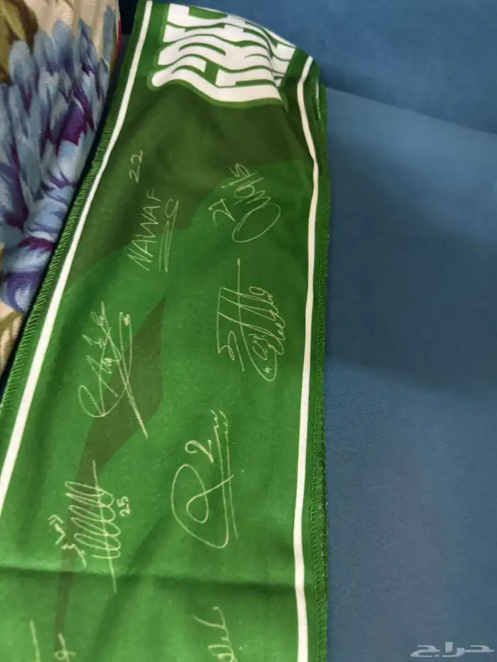 شال بتوقيع جميع لعيبة المنتخب السعودي 1