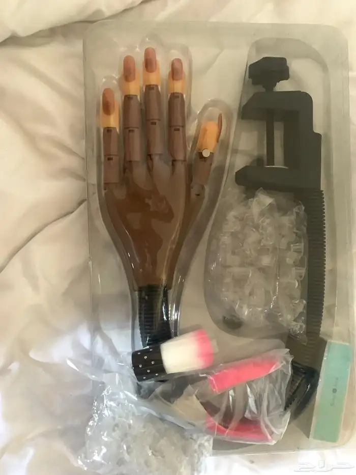 يد صناعيه للتعليم الاظافر 1