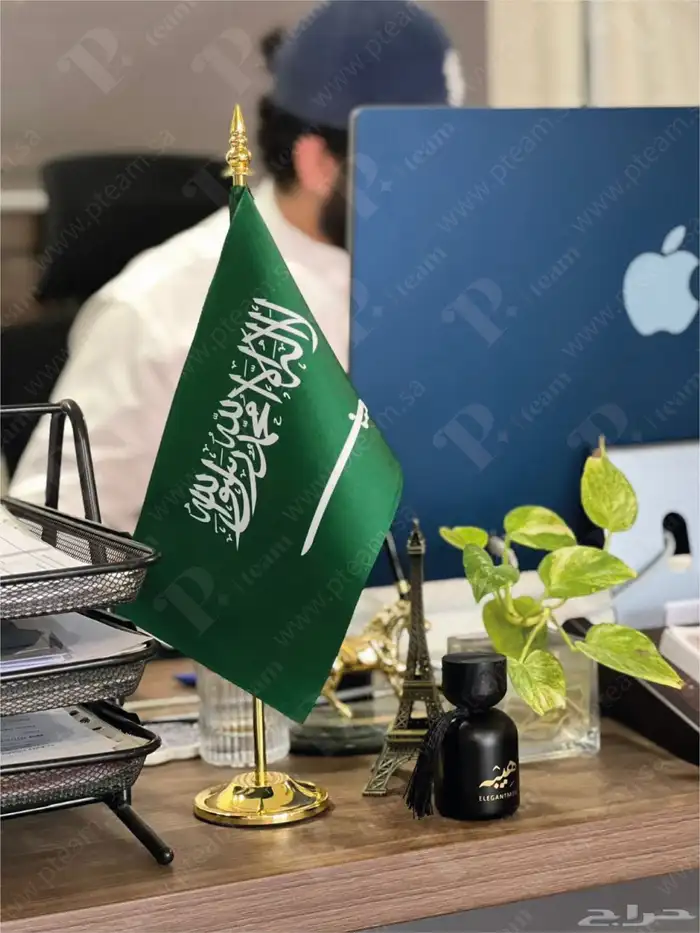 طباعة اعلام مكتبية بشعار شركتك 2