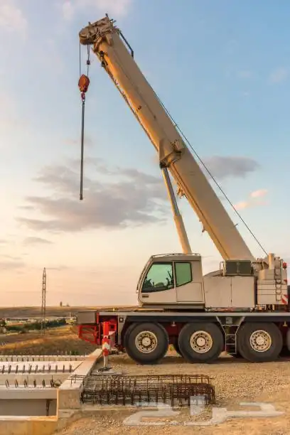 Crane from 100 tons to 1200 tons 0