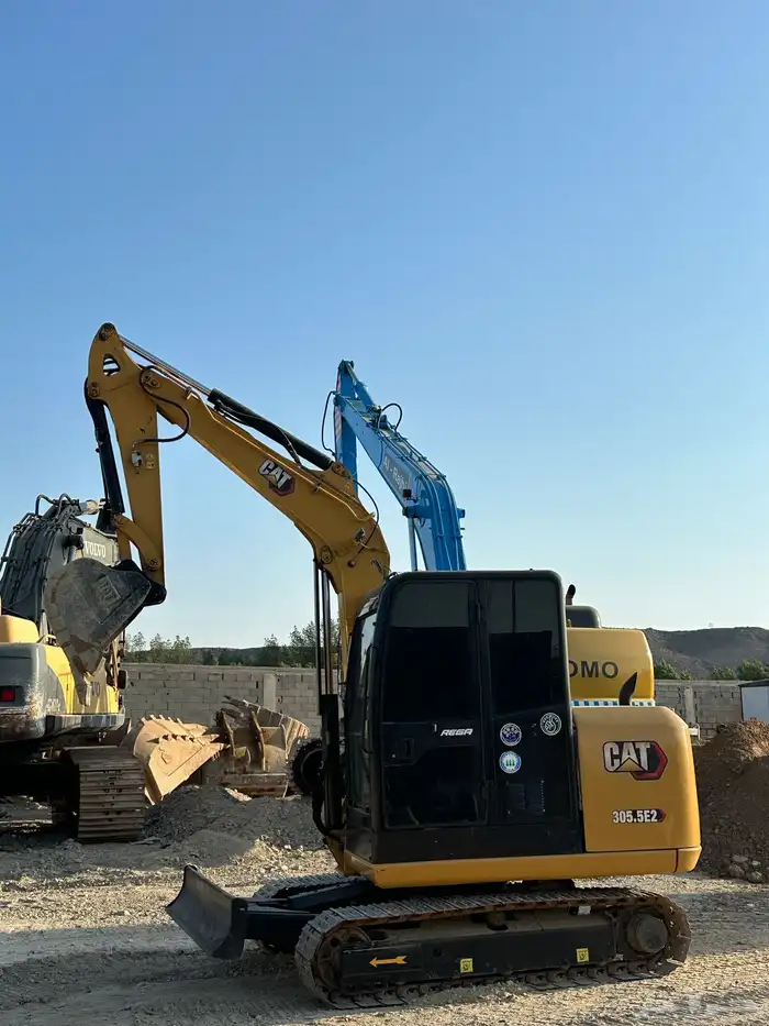 بكلين صغير للأيجار الشهري ( mini Excavator ) 1