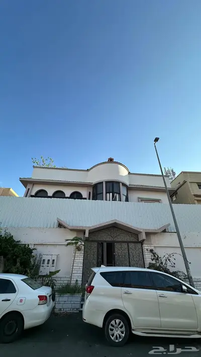 موقع في حي السداد الطائف موقع مميز عليها مبنى فيلا قديمه 23