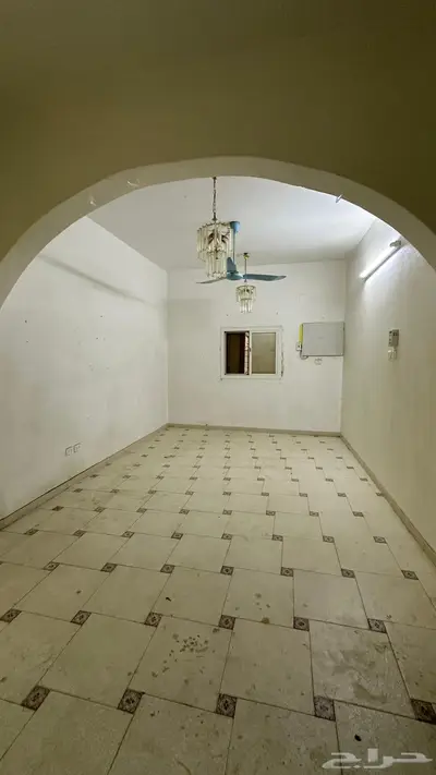 موقع في حي السداد الطائف موقع مميز عليها مبنى فيلا قديمه 11