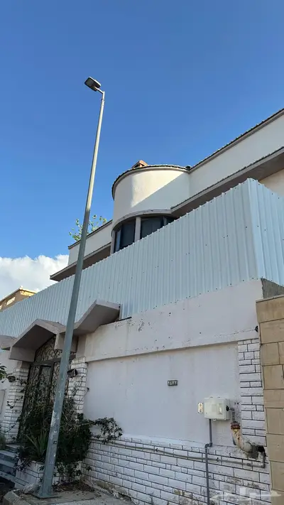 موقع في حي السداد الطائف موقع مميز عليها مبنى فيلا قديمه 2