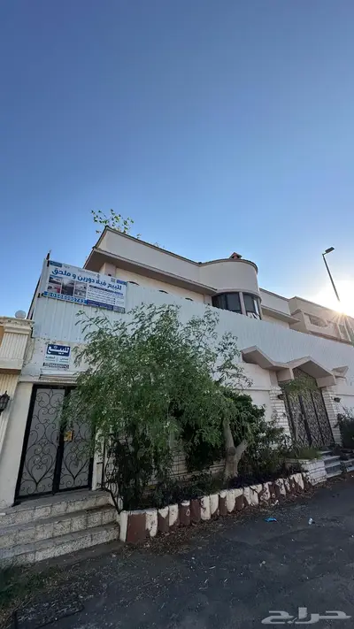 موقع في حي السداد الطائف موقع مميز عليها مبنى فيلا قديمه 0