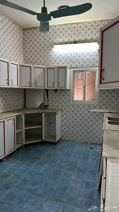 موقع في حي السداد الطائف موقع مميز عليها مبنى فيلا قديمه 6