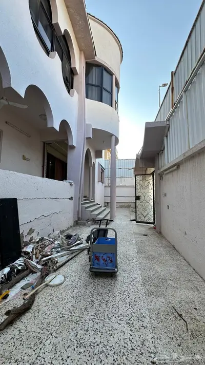 موقع في حي السداد الطائف موقع مميز عليها مبنى فيلا قديمه 22