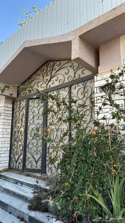 موقع في حي السداد الطائف موقع مميز عليها مبنى فيلا قديمه 3