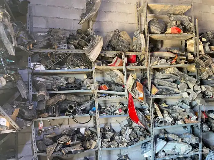 قطع غيار سيارات محافظة بالحائط 2