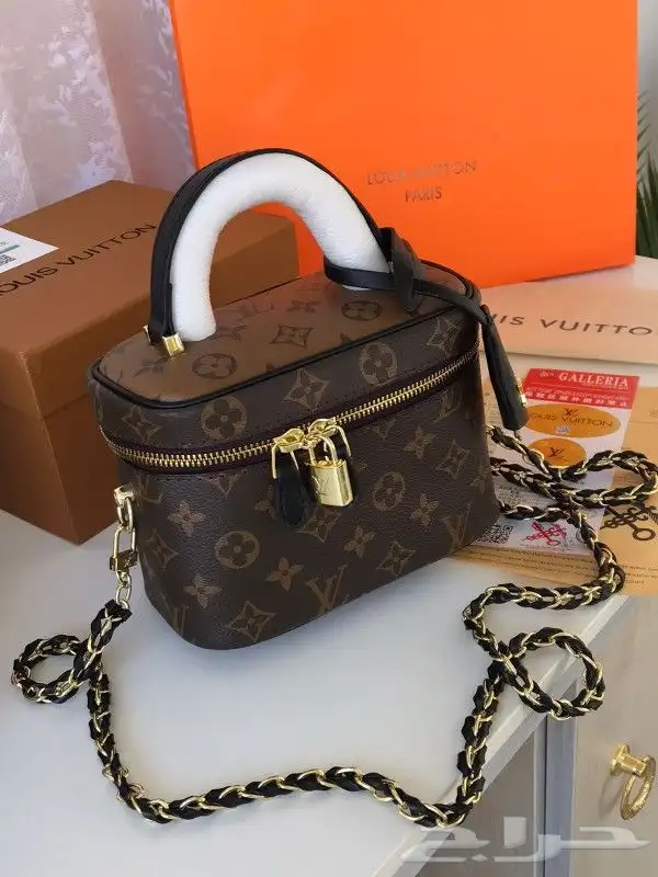 اكسسوارت نسائيه ورجاليه ماركا متنوعه بافضل اسعار وشنط ماركه 31