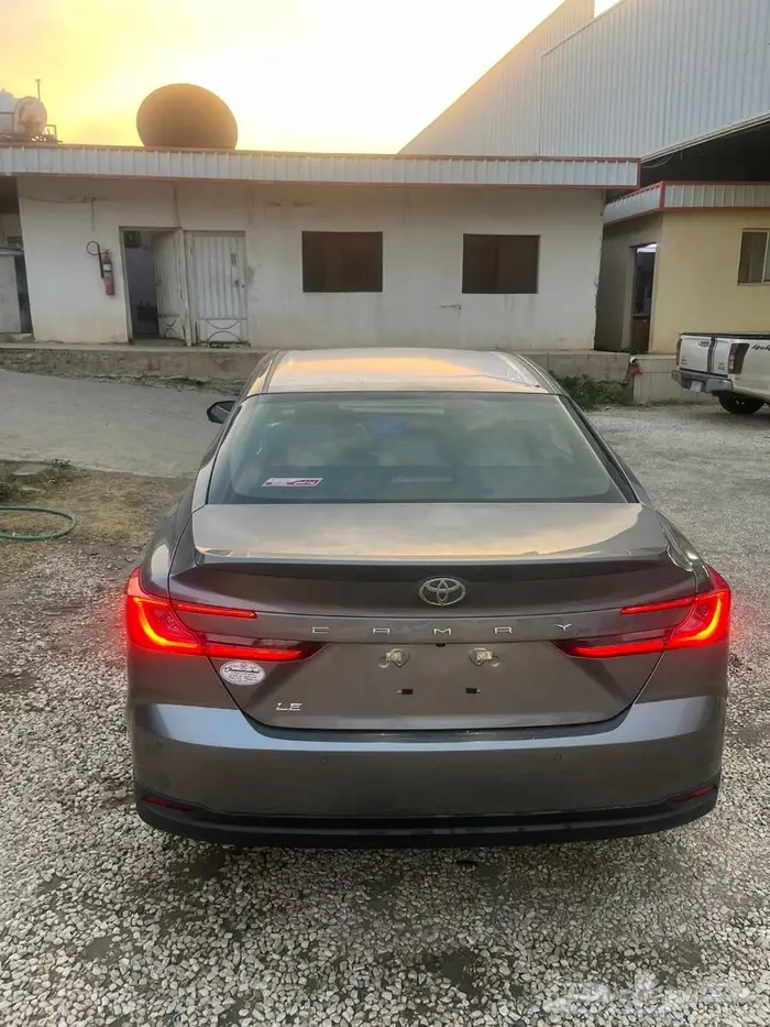 تويوتا كامري LE بنزين 2025 رمادي 2