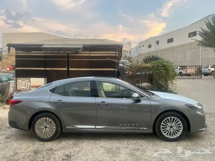 تويوتا كامري LE بنزين 2025 رمادي 1