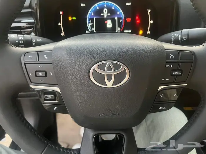 تويوتا كامري LE بنزين 2025 رمادي 4