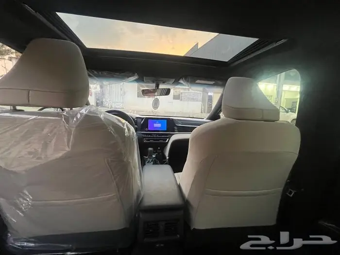 تويوتا كامري LE بنزين 2025 رمادي 10